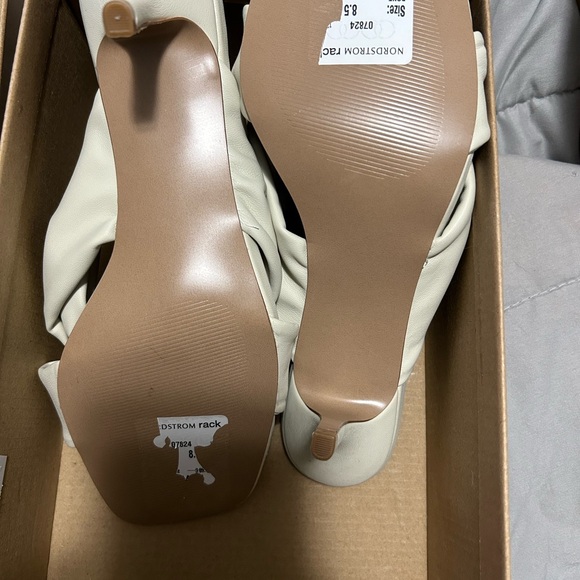 Woman’s Steve Madden Heels - Picture 3 of 5